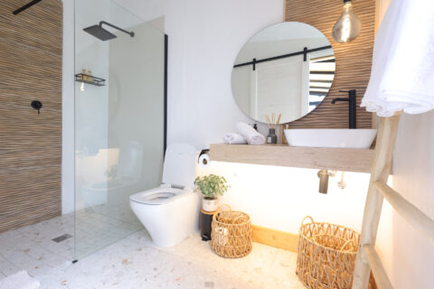 Aardvark: bathroom with a walk-in shower, round mirror and woven baskets, Old Mac Daddy, Elgin Valley