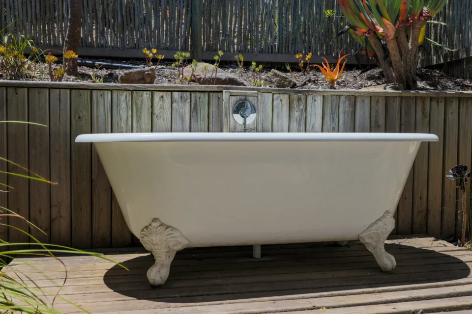 Daddy's Villa: clawfoot bath outdoors on a timber deck, Old Mac Daddy, Elgin Valley