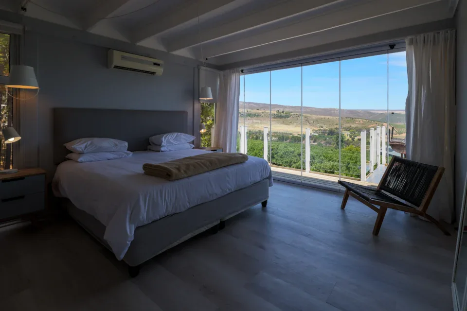 Daddy's Villa: bedroom with a glass wall onto the valley, Old Mac Daddy, Elgin Valley
