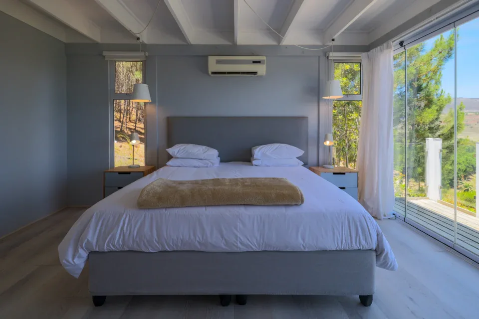 Daddy's Villa: bedroom with glass doors onto the pines, Old Mac Daddy, Elgin Valley