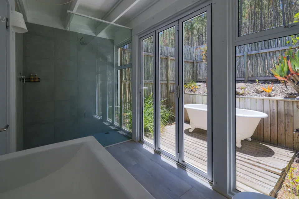 Daddy's Villa: glass shower and doors onto an outdoor clawfoot bath, Old Mac Daddy, Elgin Valley