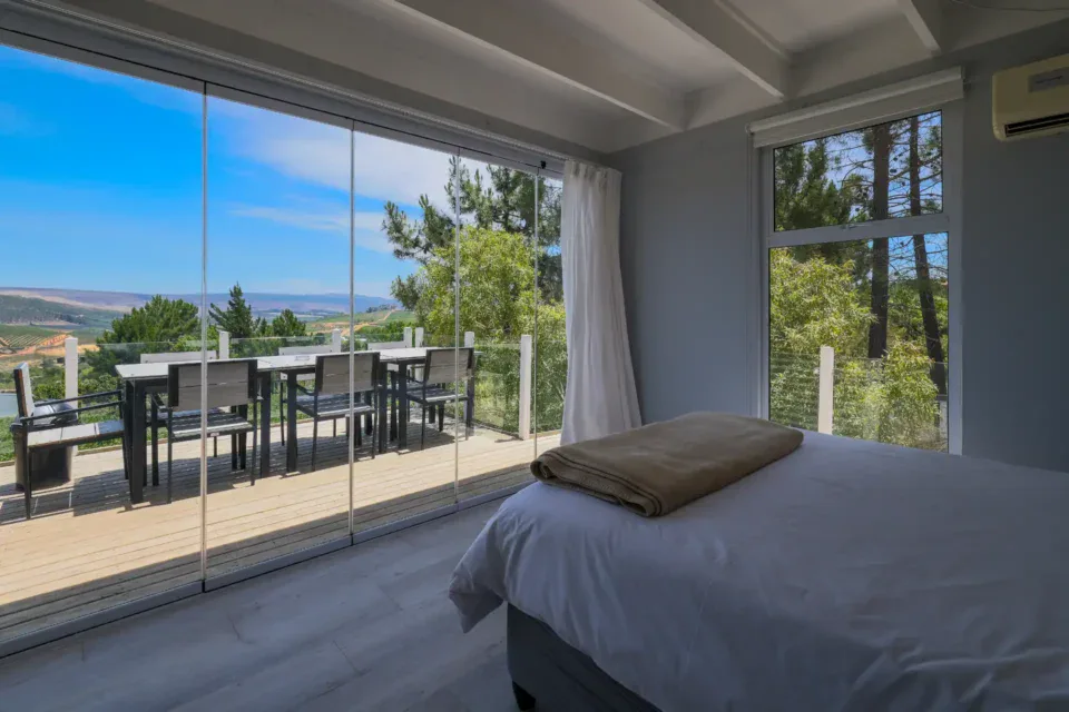Daddy's Villa: bedroom with a glass wall onto the deck and valley view, Old Mac Daddy, Elgin Valley