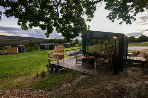Kaapse Nooi: black unit and its deck under an oak tree, Old Mac Daddy, Elgin Valley