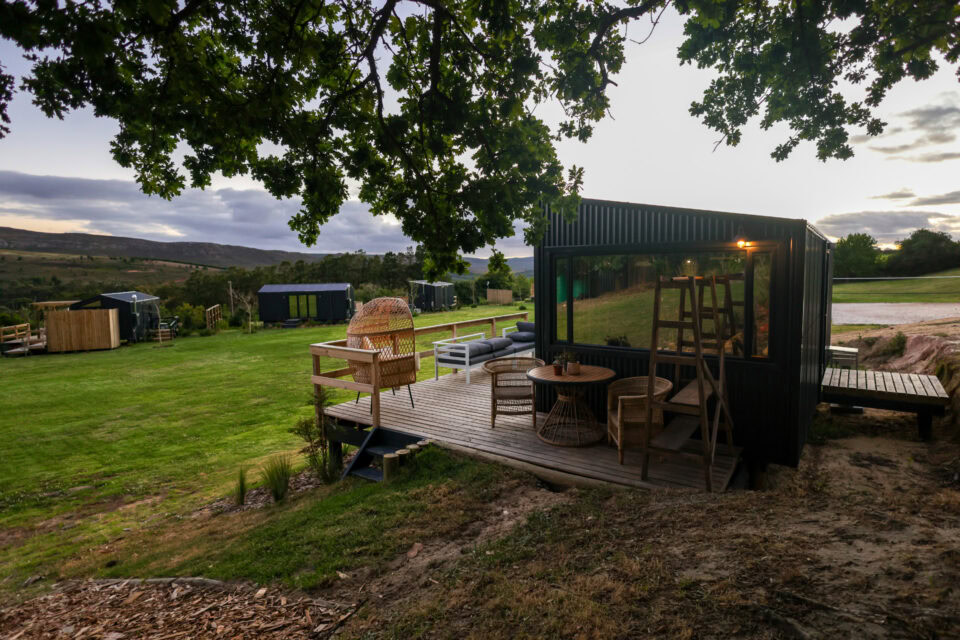 Kaapse Nooi: black unit and its deck under an oak tree, Old Mac Daddy, Elgin Valley