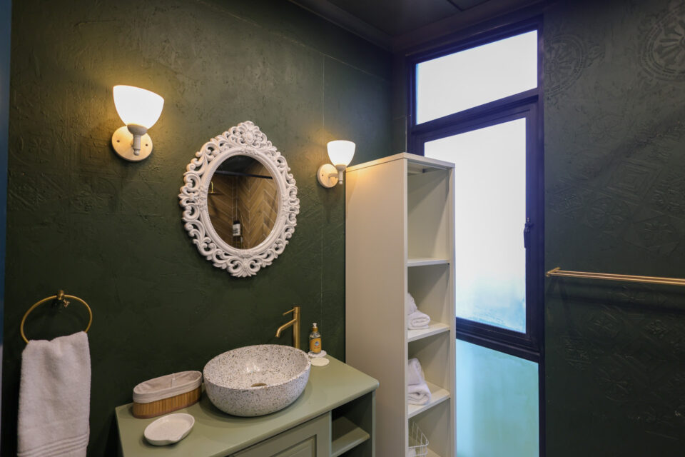 Kaapse Nooi: vessel basin below an ornate white mirror and two wall lamps, Old Mac Daddy, Elgin Valley