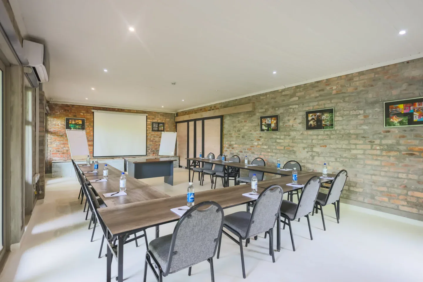 U-shape, real windows and greenery, projector screen and flip charts, Old Mac Daddy, Elgin Valley