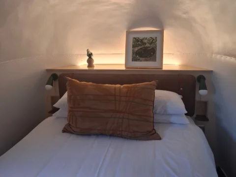Sovereign 59: the bed, with reading lights and a framed print on the headboard shelf, Old Mac Daddy, Elgin Valley