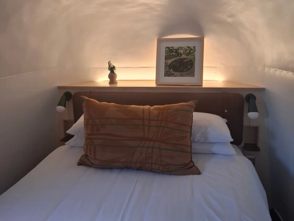 Sovereign 59: the bed, with reading lights and a framed print on the headboard shelf, Old Mac Daddy, Elgin Valley