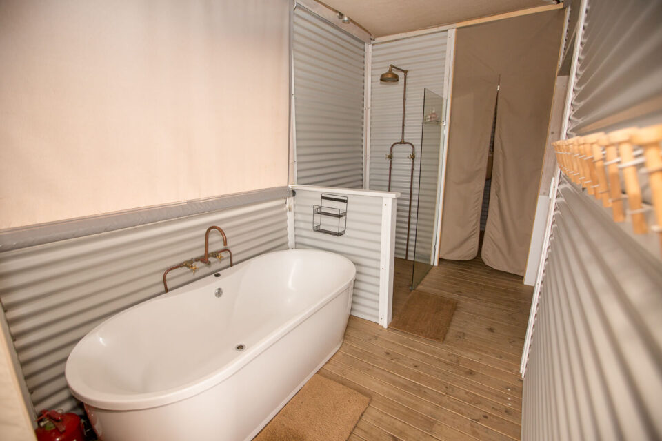 Daddy's Hideaway: freestanding bath and shower behind corrugated-iron walls, Old Mac Daddy, Elgin Valley