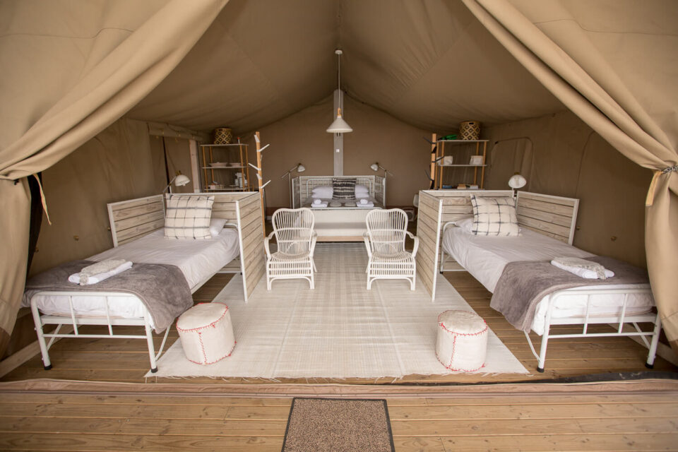 Daddy's Hideaway: tented bedroom with single beds and white rattan chairs, Old Mac Daddy, Elgin Valley